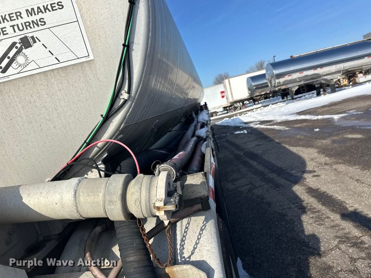 image for item FK1815 2002 Heil tank trailer