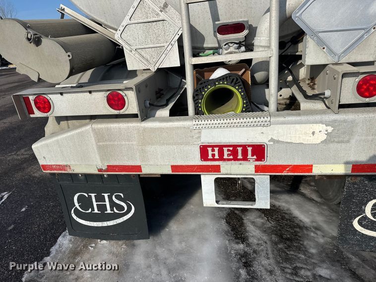 image for item FK1815 2002 Heil tank trailer