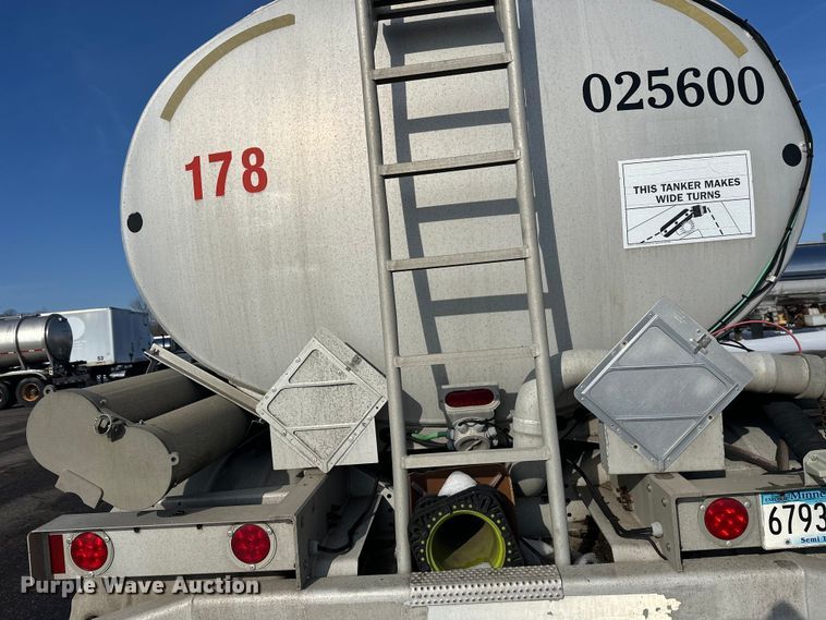 image for item FK1815 2002 Heil tank trailer