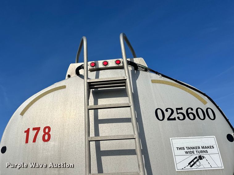 image for item FK1815 2002 Heil tank trailer