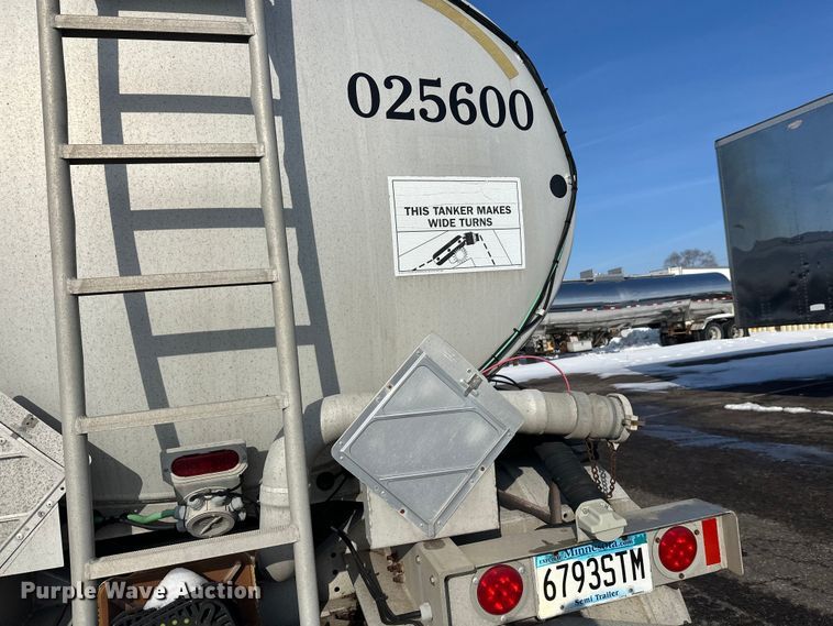 image for item FK1815 2002 Heil tank trailer