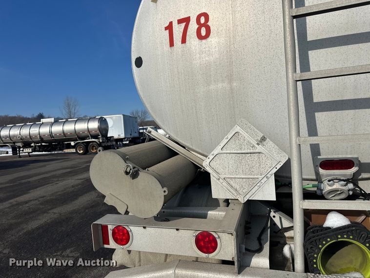 image for item FK1815 2002 Heil tank trailer