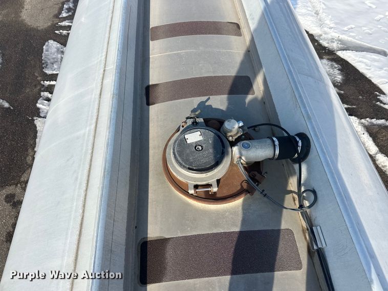 image for item FK1815 2002 Heil tank trailer