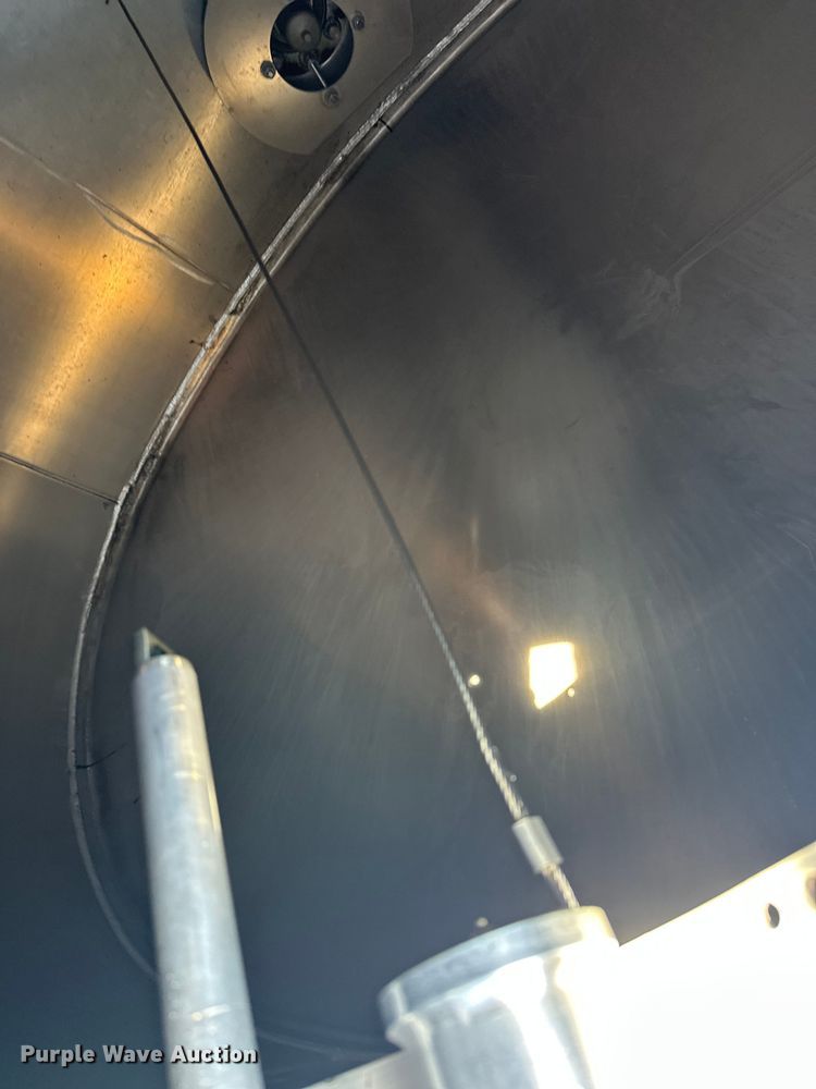 image for item FK1815 2002 Heil tank trailer