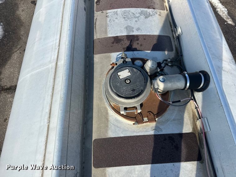 image for item FK1815 2002 Heil tank trailer