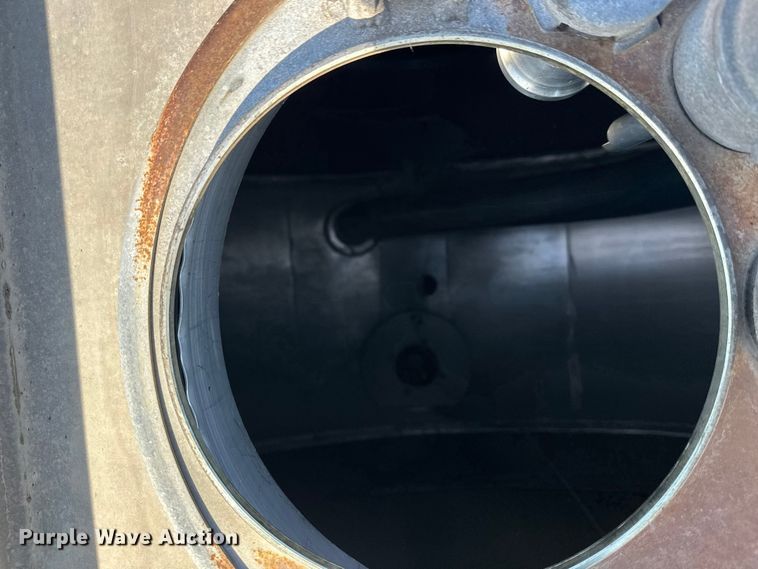 image for item FK1815 2002 Heil tank trailer