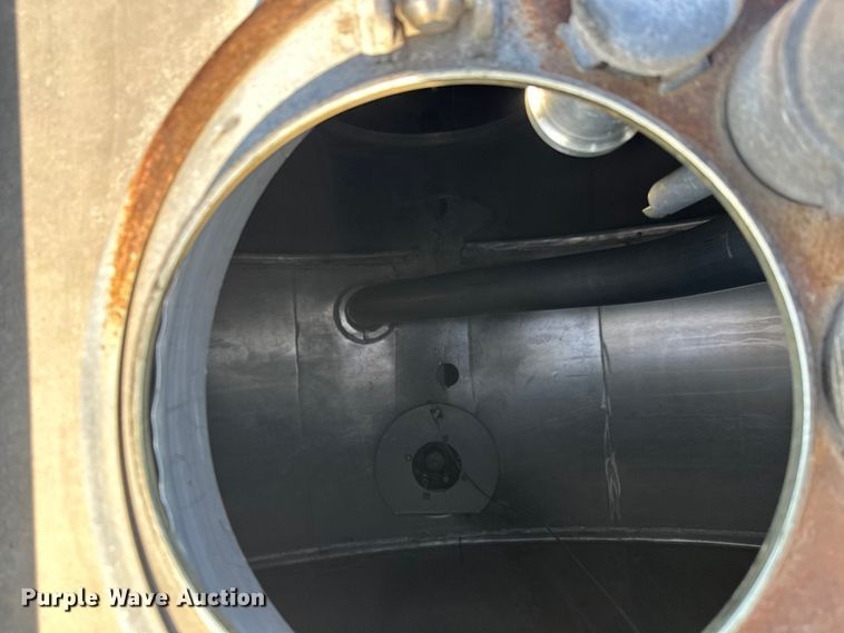 image for item FK1815 2002 Heil tank trailer