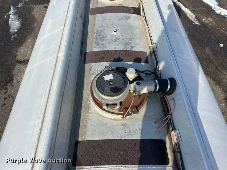 image for item FK1815 2002 Heil tank trailer