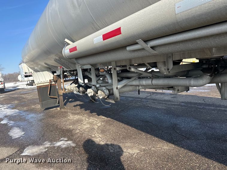 image for item FK1815 2002 Heil tank trailer