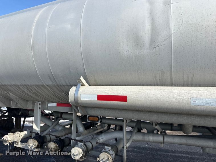 image for item FK1815 2002 Heil tank trailer