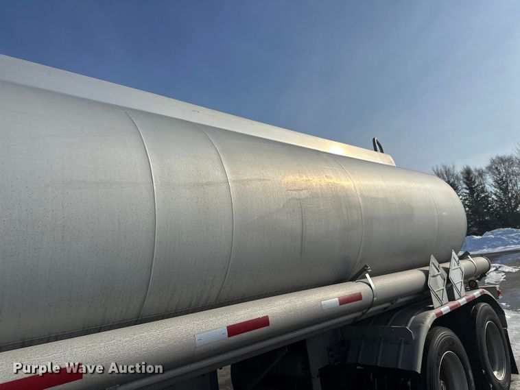 image for item FK1815 2002 Heil tank trailer