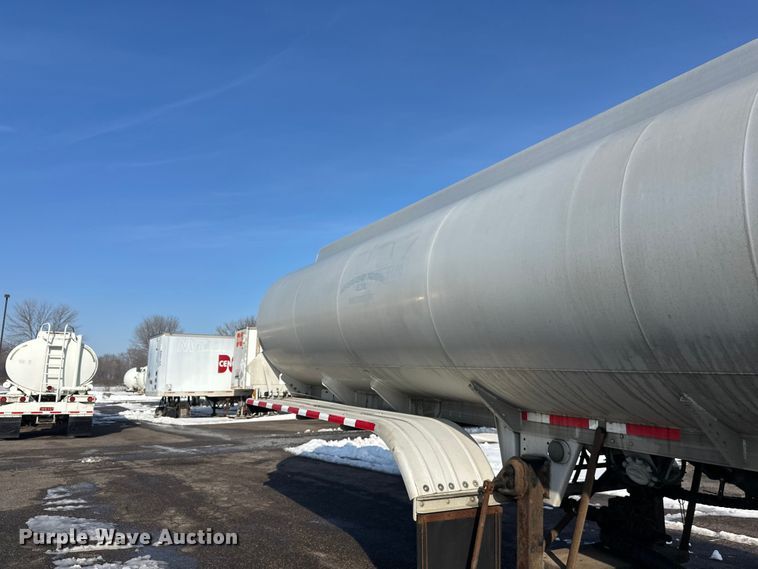 image for item FK1815 2002 Heil tank trailer