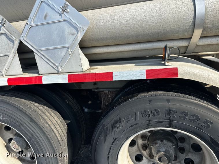 image for item FK1815 2002 Heil tank trailer