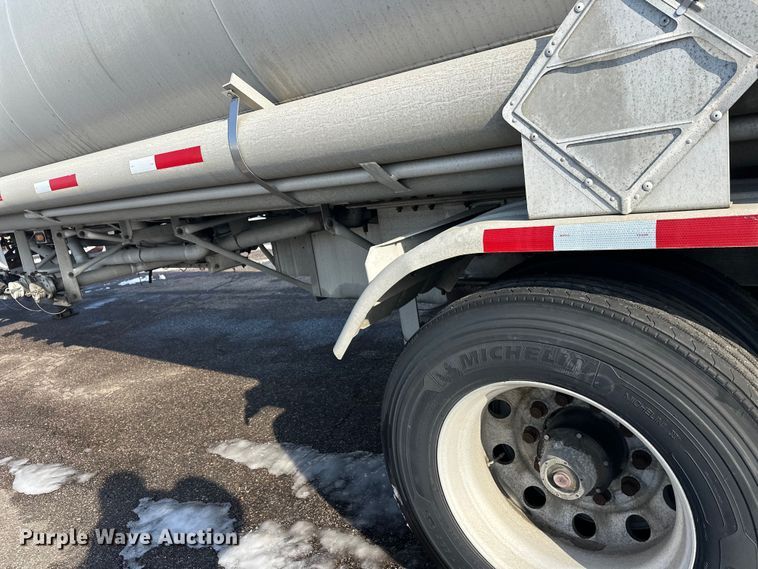 image for item FK1815 2002 Heil tank trailer