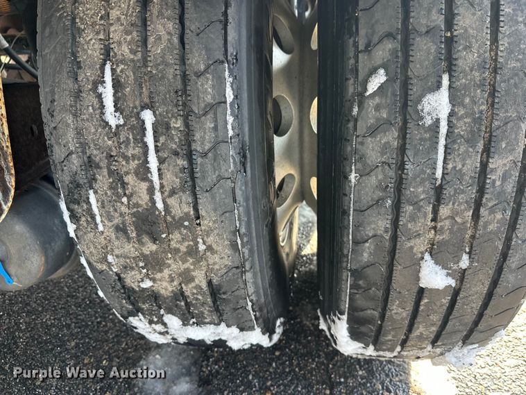 image for item FK1815 2002 Heil tank trailer