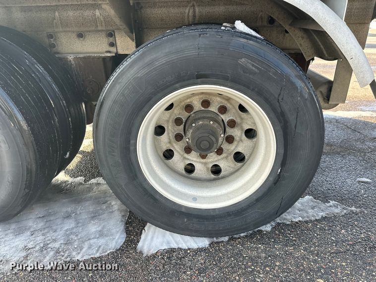 image for item FK1815 2002 Heil tank trailer