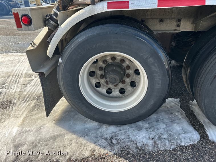 image for item FK1815 2002 Heil tank trailer