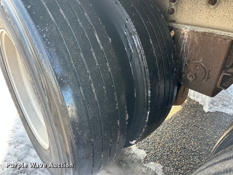 image for item FK1815 2002 Heil tank trailer