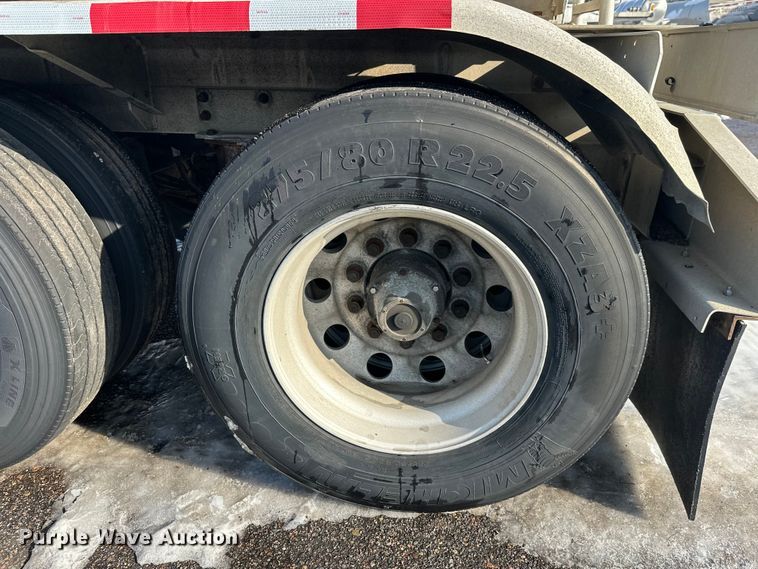 image for item FK1815 2002 Heil tank trailer