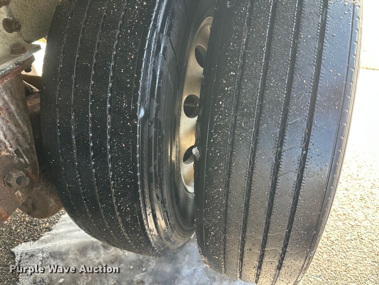 image for item FK1815 2002 Heil tank trailer