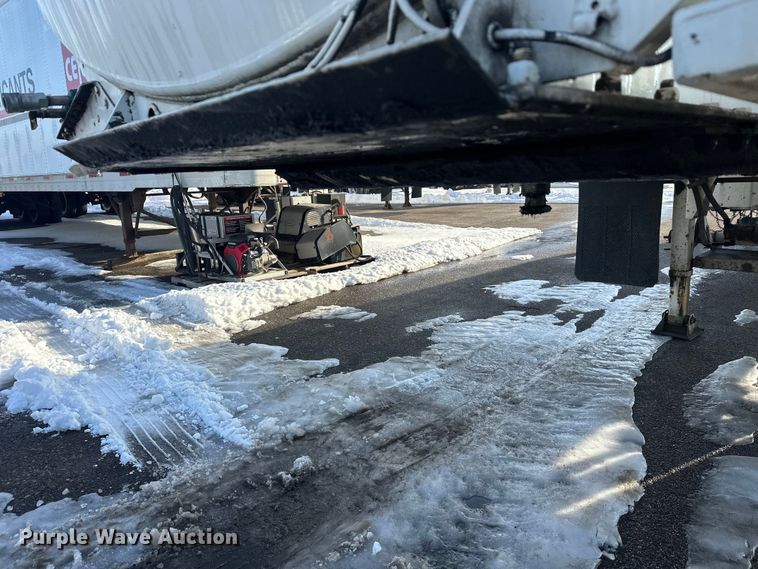 image for item FK1817 1994 Heil tank trailer