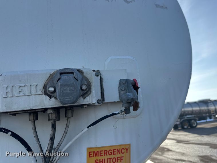 image for item FK1817 1994 Heil tank trailer