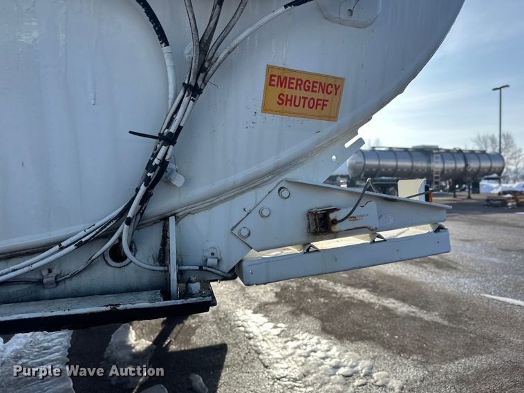 image for item FK1817 1994 Heil tank trailer