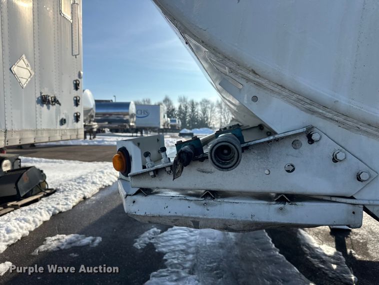 image for item FK1817 1994 Heil tank trailer