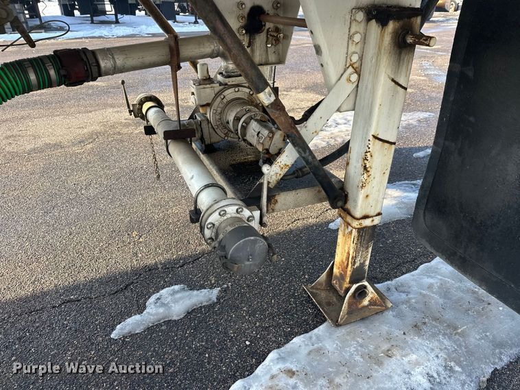 image for item FK1817 1994 Heil tank trailer