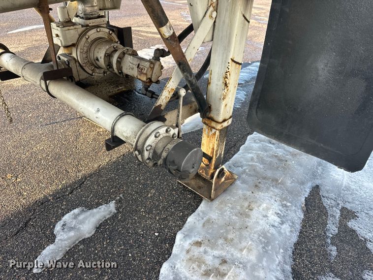 image for item FK1817 1994 Heil tank trailer