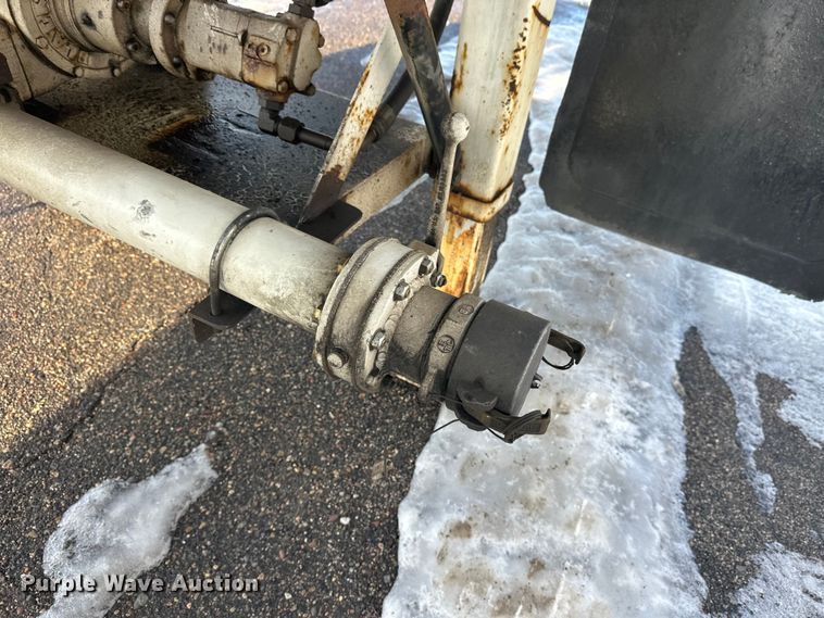 image for item FK1817 1994 Heil tank trailer