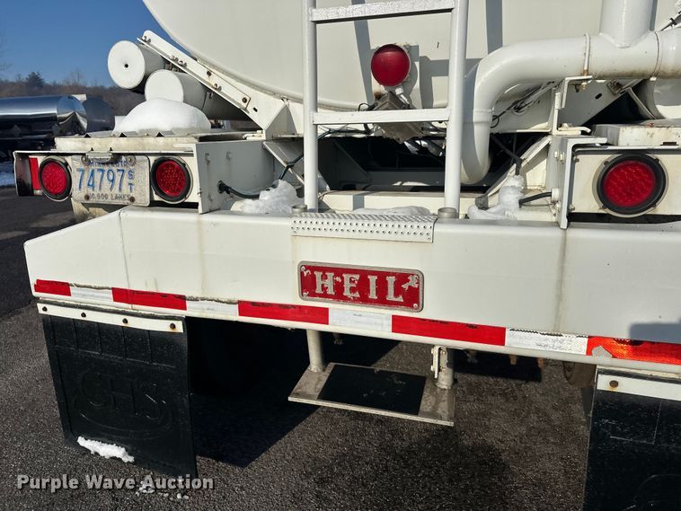 image for item FK1817 1994 Heil tank trailer