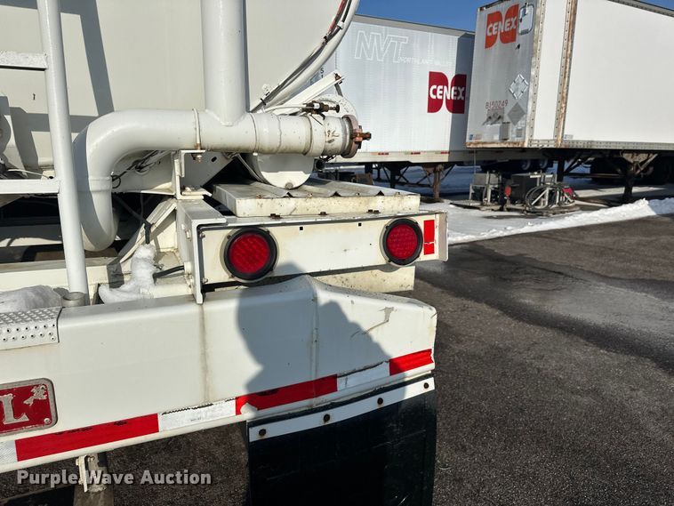 image for item FK1817 1994 Heil tank trailer