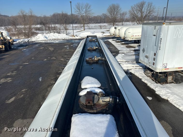 image for item FK1817 1994 Heil tank trailer