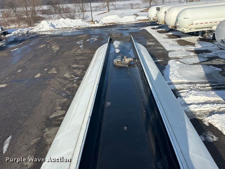 image for item FK1817 1994 Heil tank trailer