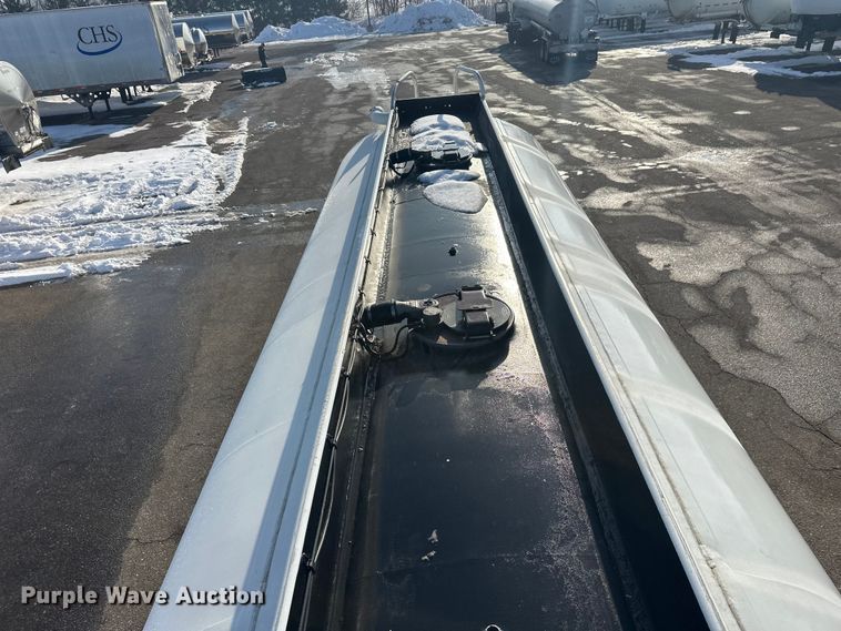 image for item FK1817 1994 Heil tank trailer