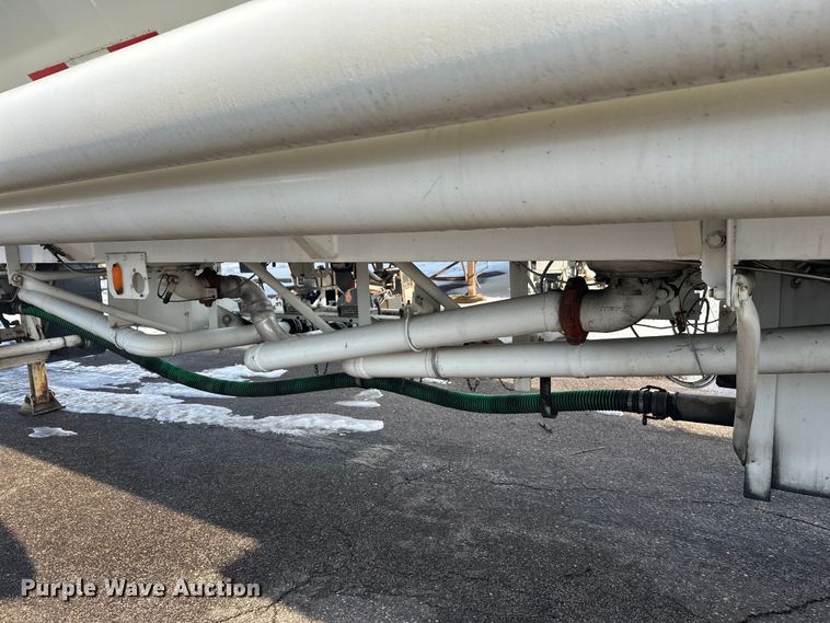 image for item FK1817 1994 Heil tank trailer