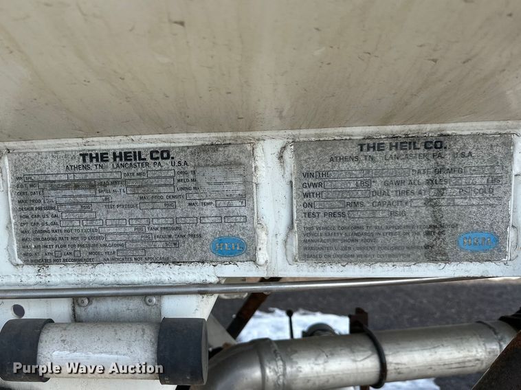image for item FK1817 1994 Heil tank trailer