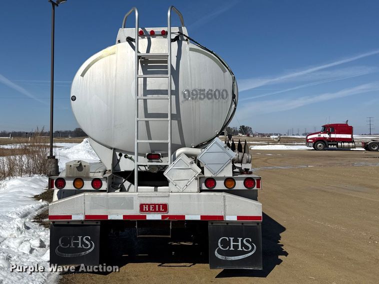 image for item ND9463 2009 Heil tank trailer