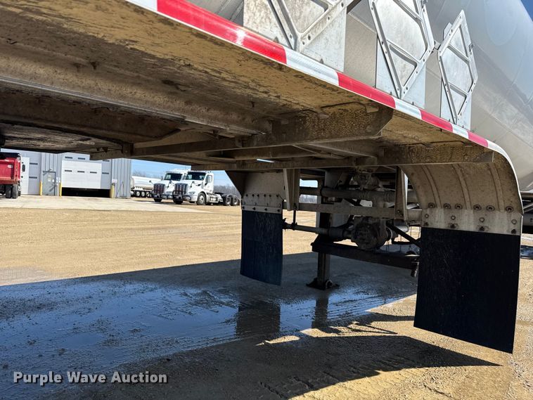 image for item ND9463 2009 Heil tank trailer