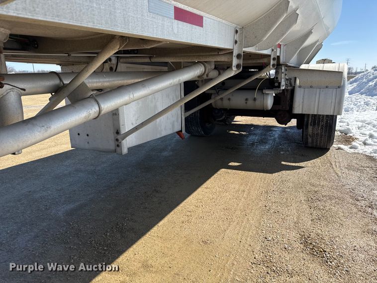 image for item ND9463 2009 Heil tank trailer