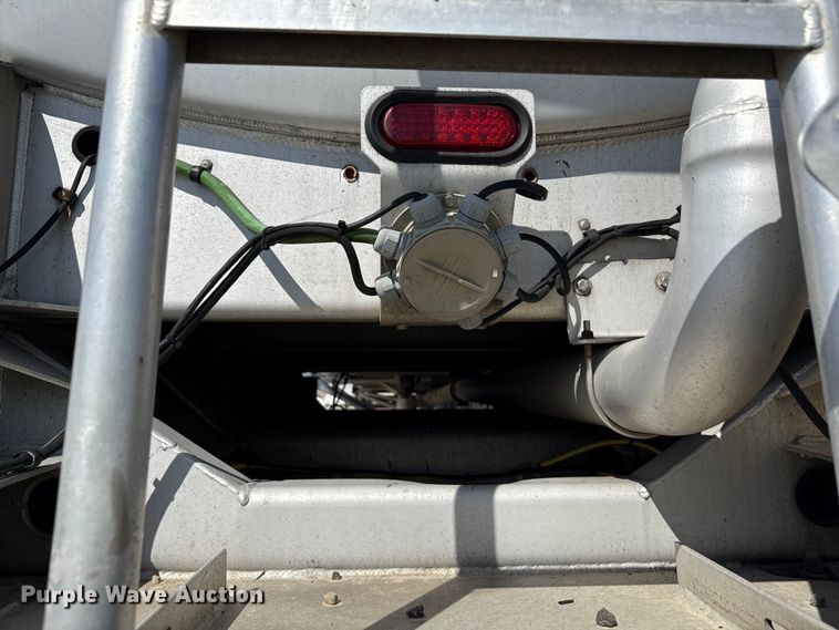 image for item ND9463 2009 Heil tank trailer