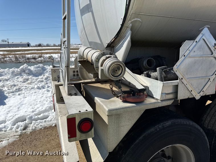 image for item ND9463 2009 Heil tank trailer