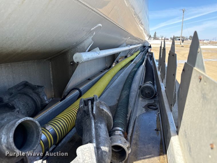 image for item ND9463 2009 Heil tank trailer