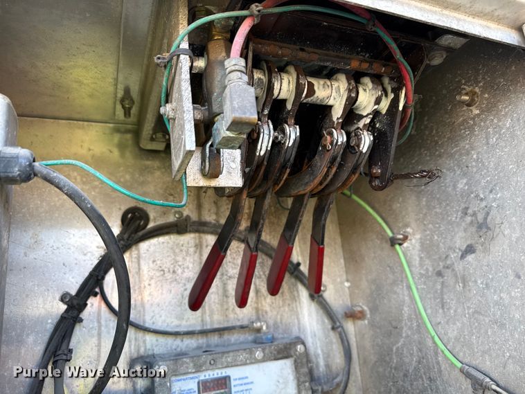 image for item ND9463 2009 Heil tank trailer