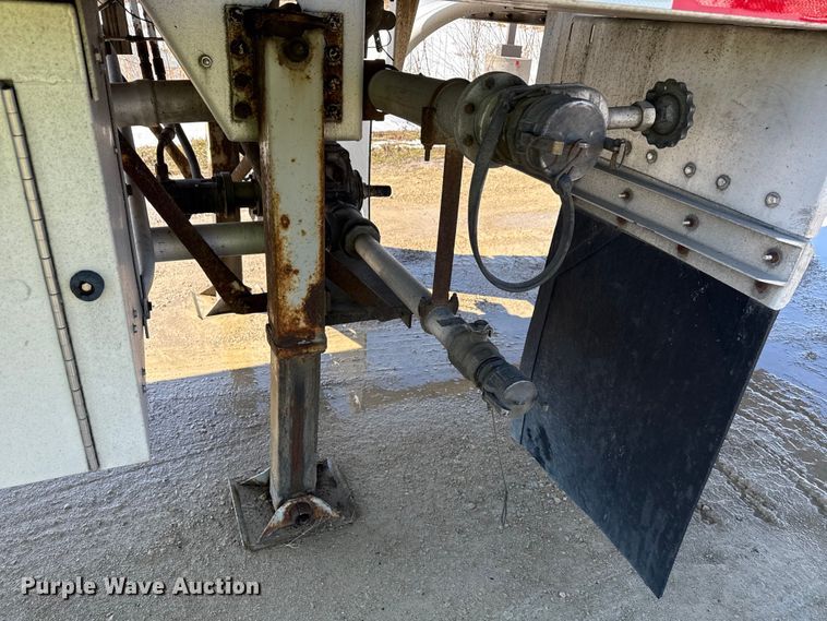 image for item ND9463 2009 Heil tank trailer