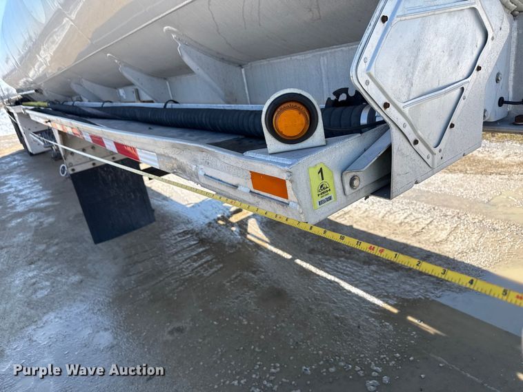 image for item ND9463 2009 Heil tank trailer