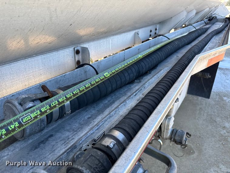 image for item ND9463 2009 Heil tank trailer