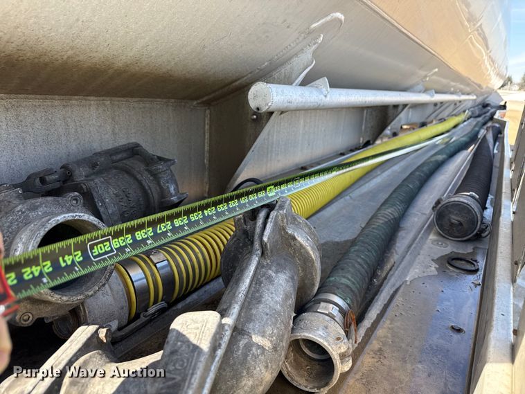 image for item ND9463 2009 Heil tank trailer