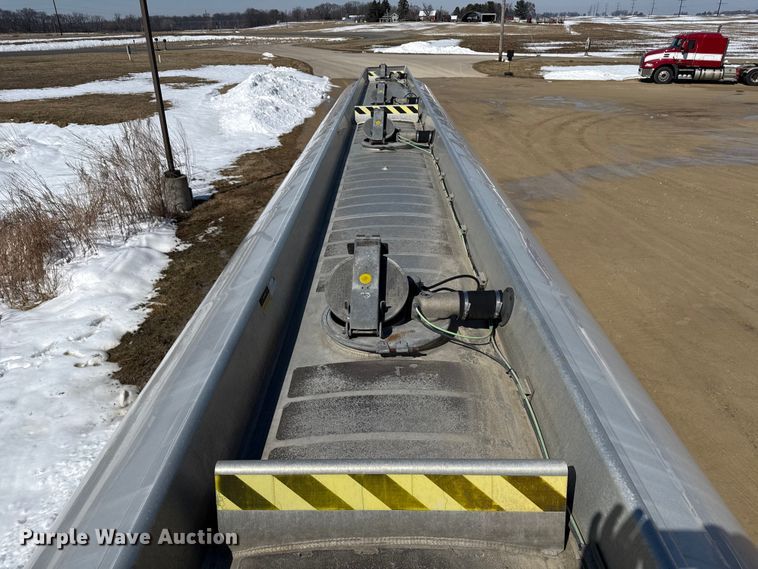 image for item ND9463 2009 Heil tank trailer